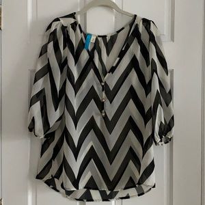 Francesca’s puff sleeve chevron button vneck shirt